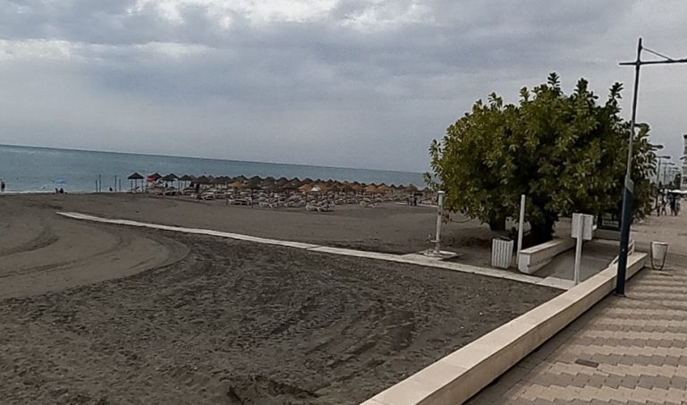 Dos ba&ntilde;istas, de 75 y 80 a&ntilde;os, fallecen en una playa de Torrox (M&aacute;laga)