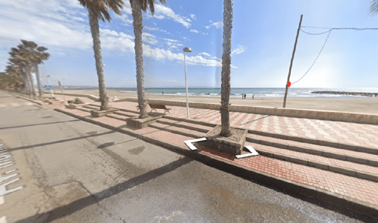 Muere una menor de 12 a&ntilde;os tras ser rescatada del agua en la playa de Costacabana (Almer&iacute;a)
