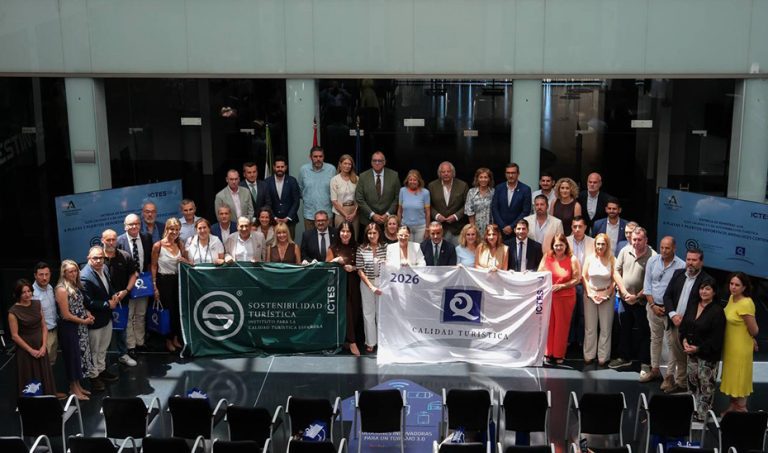Andaluc&iacute;a izar&aacute; 253 banderas Q y S este verano y lidera la calidad tur&iacute;stica nacional