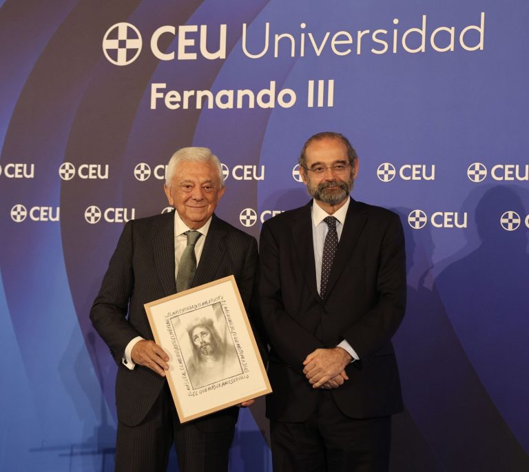 Francisco Herrero, presidente de la C&aacute;mara de Sevilla, recibe el Premio Extraordinario CEU Fernando III
