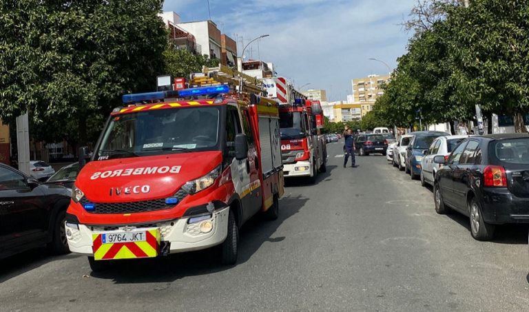 Un herido por inhalaci&oacute;n de humo en el incendio de una vivienda en calle Baena, Sevilla