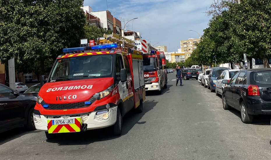 Un herido por inhalación de humo en el incendio de una vivienda en calle Baena, Sevilla