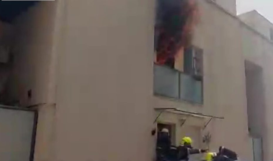 Rápida actuación de la Policía Adscrita al desalojar un edificio en Palmete por incendio y rescata a una menor con autismo