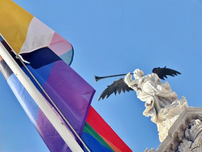 La Universidad de Sevilla iza la bandera LGTBIQA+ por el Orgullo y reafirma su compromiso