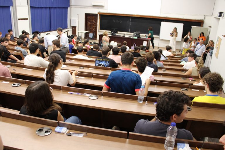 Casi 4.000 estudiantes sevillanos realizan la PAU extraordinaria en la US