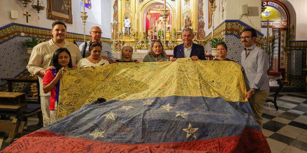 José Luis Sanz visita el punto de ayuda para Venezuela en la capilla de Santa Marina
