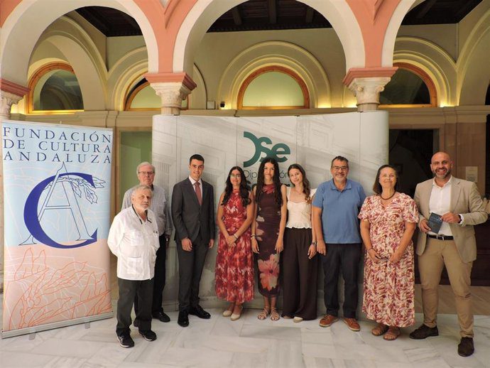 Adriana Sevillano, estudiante de Morón, recibe su premio tras ganar el XIX Premio Fernán Caballero de Relato Corto