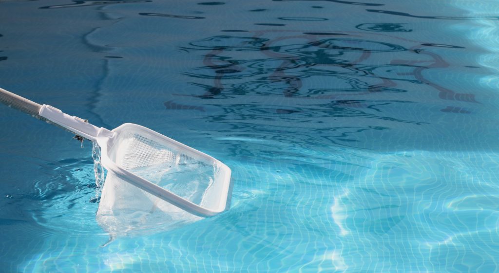 Dos limpiadores para piscina municipal en Osuna