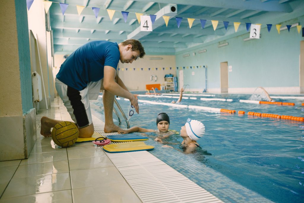 Ocho monitores de natación para El Coronil