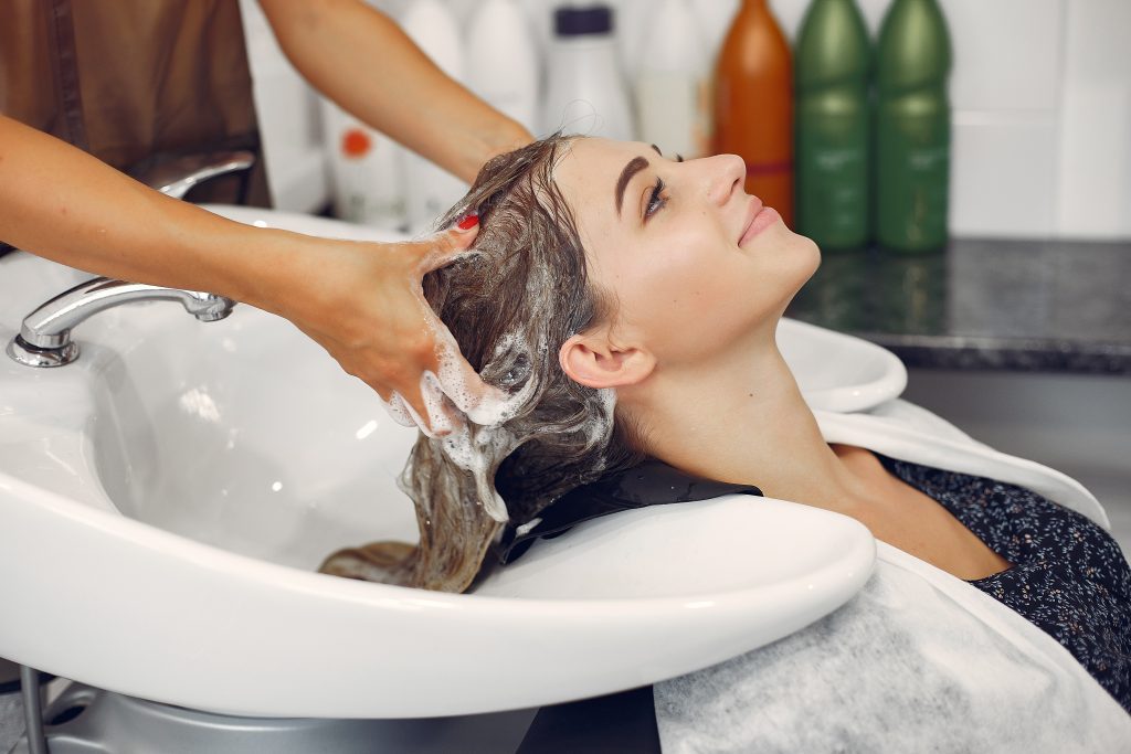 Oficial de Peluquería en Sevilla: contrato indefinido y 1.500€/mes