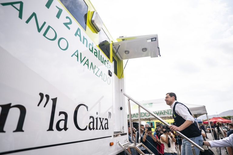 Moreno alerta de un "verano muy duro" por el triple de superficie quemada en Andalucía