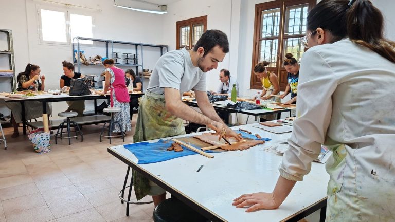Un curso de alfarer&iacute;a en Carmona reivindica el oficio como patrimonio y salida laboral