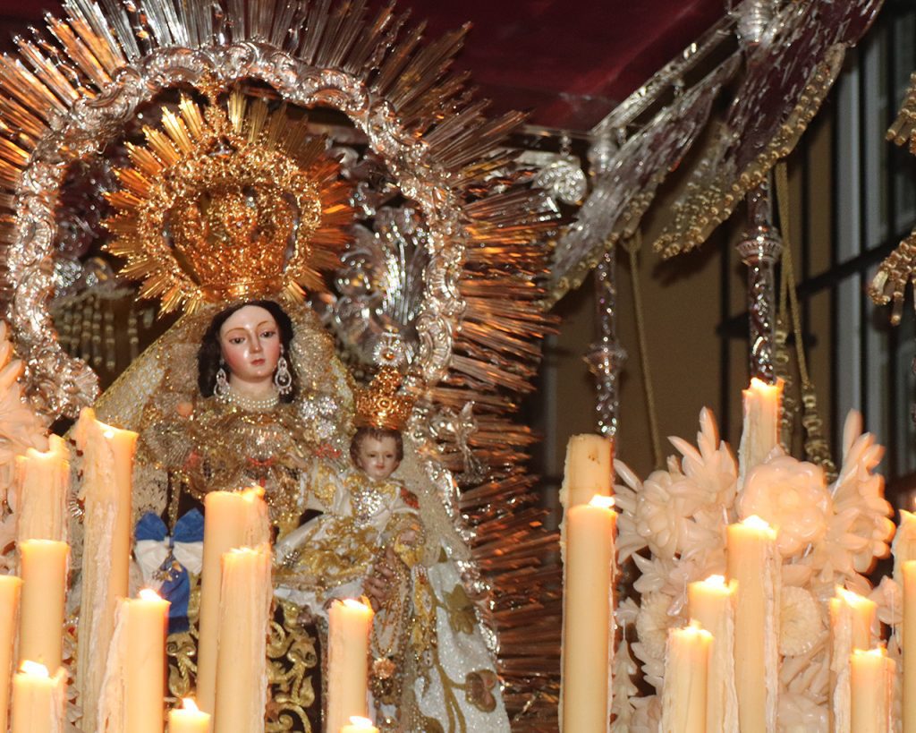 La Virgen del Carmen de Santa Catalina salva su procesión tras la rotura del varal maestro
