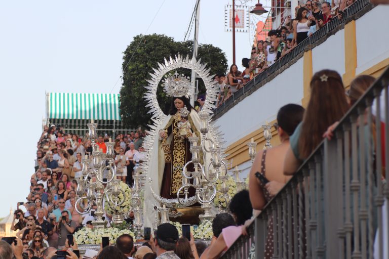 La Virgen del Carmen de Triana se pasea por su barrio desde la capilla de la Estrella