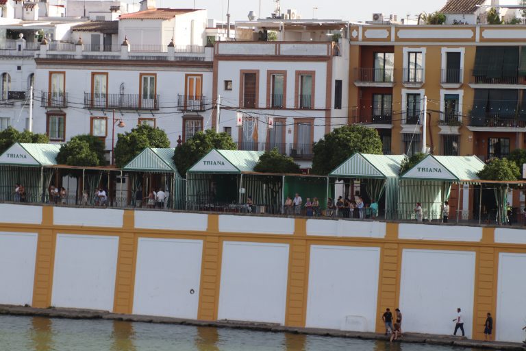 Preparativos de la Velá de Triana.