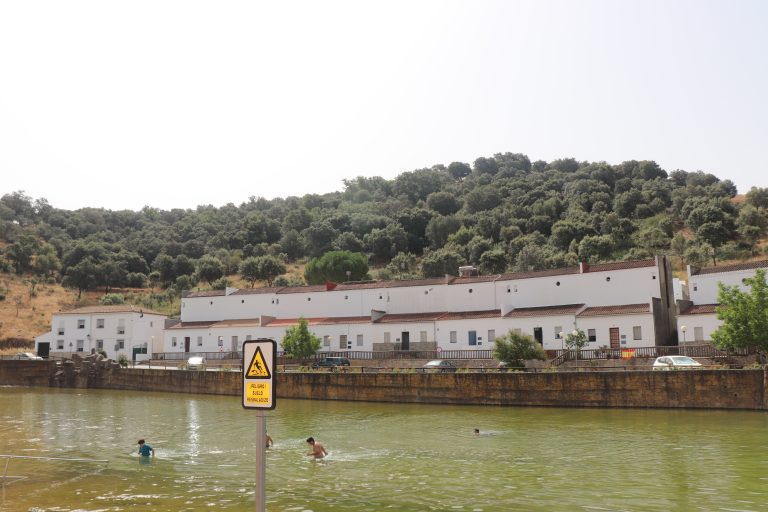 La playa que no es playa: San Nicolás del Puerto, el plan de verano que gira 180 grados