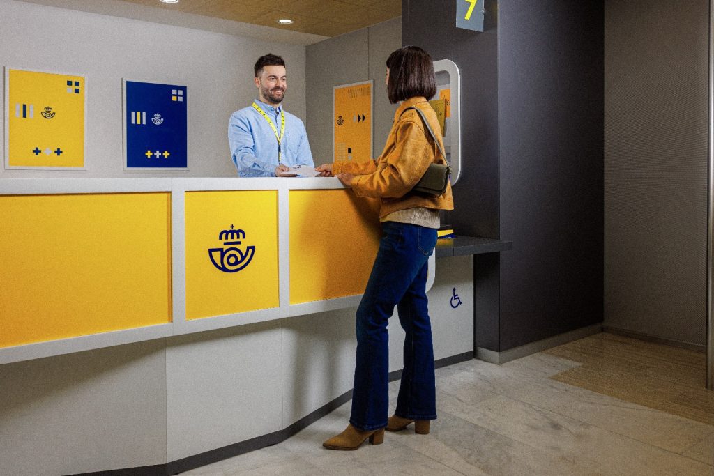 Correos facilita a los sevillanos el pago de tasas de 290 administraciones con 132.000 operaciones en 2026
