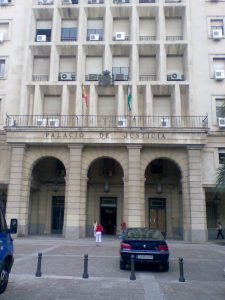 La Fiscalía pide 3 años de cárcel por amenazar de muerte y allanar la casa de su sobrina en Sevilla