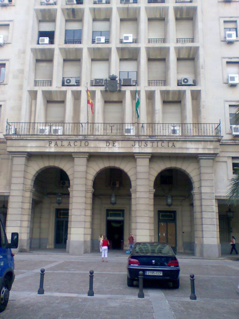 La Fiscalía pide 3 años de cárcel por amenazar de muerte y allanar la casa de su sobrina en Sevilla