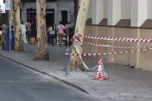 Un coche derriba una farola y después se empotra en un árbol junto a la capilla del Carmen de Calatrava