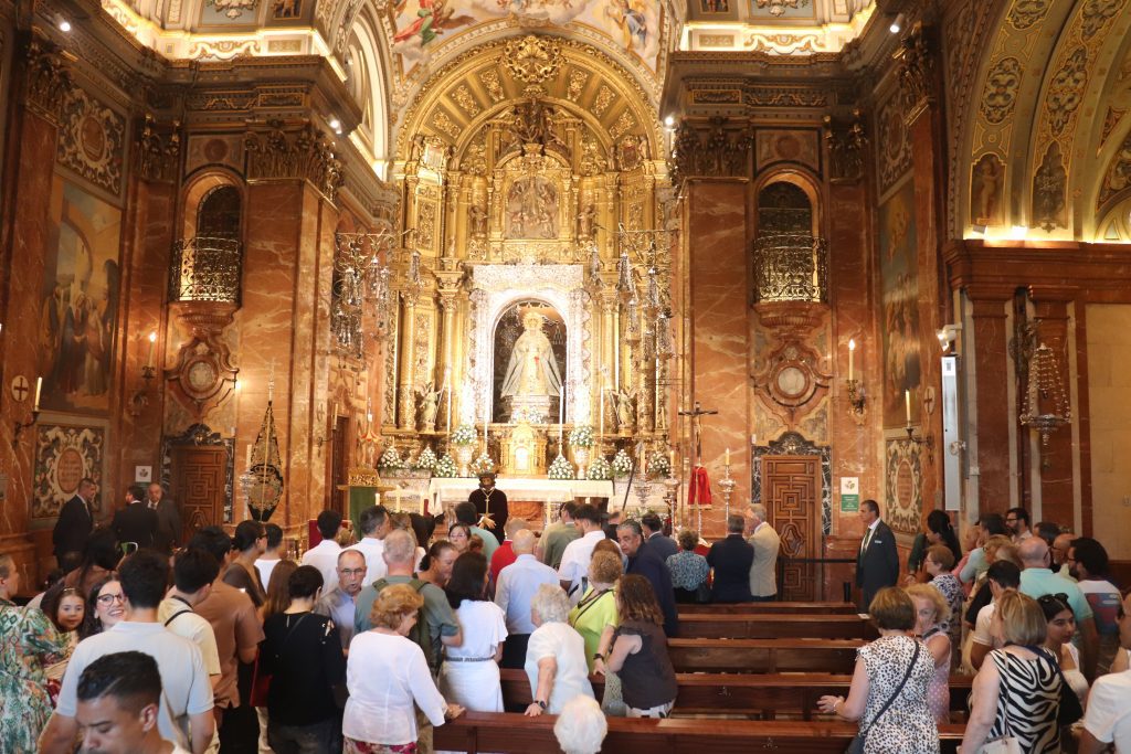 La Macarena ha celebrado este viernes el Devoto Besamanos al Señor de la Sentencia con acólitos de los Estudiantes