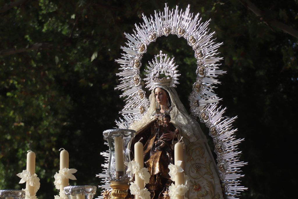 La Virgen del Carmen de Calatrava cumple con al tradición de procesionar por las aguas del Guadalquivir