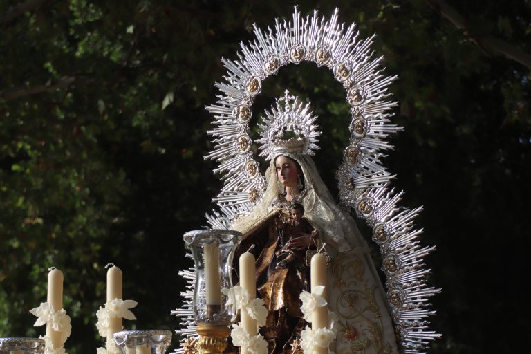 La Virgen del Carmen de Calatrava cumple con al tradici&oacute;n de procesionar por las aguas del Guadalquivir
