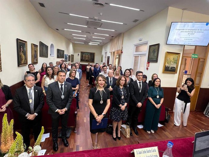 La catedrática de la US Ana María Porcel, primera de Enfermería, ingresa en la Academia Andaluza
