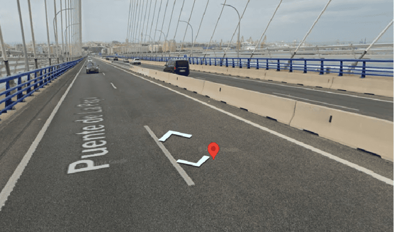 Cuatro heridos en un accidente de tr&aacute;fico en el Puente de la Constituci&oacute;n de C&aacute;diz