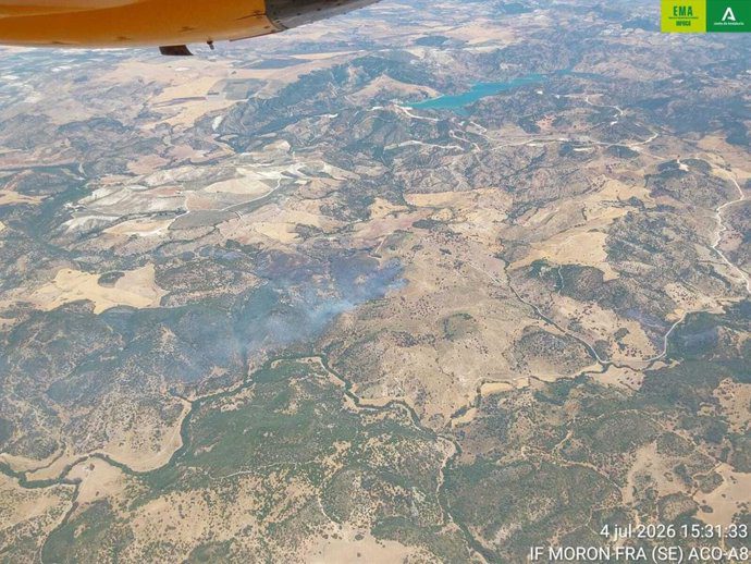 Nueve medios aéreos combaten un incendio forestal en Morón de la Frontera