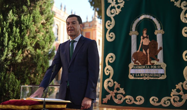 Juanma Moreno jura su cargo en San Telmo y revalida la 'v&iacute;a andaluza' de estabilidad