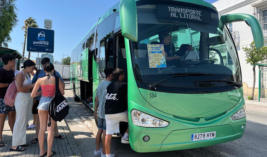 La Junta activa 28 rutas de autobús para conectar el interior de 4 provincias con la costa este verano