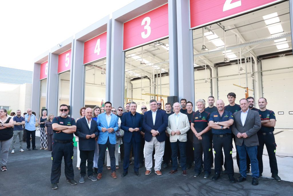 Fernández inaugura el nuevo parque de bomberos de Morón tras invertir 2,5 millones