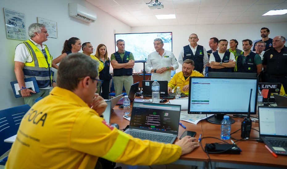 El Infoca inicia el ataque directo al incendio de Los Gallardos (Almería) tras quemar 6.600 hectáreas