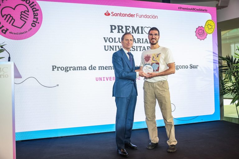 El programa de mentor&iacute;a de la US en Pol&iacute;gono Sur beneficia a 2.200 ni&ntilde;os y recibe el Premio ABC Solidarios