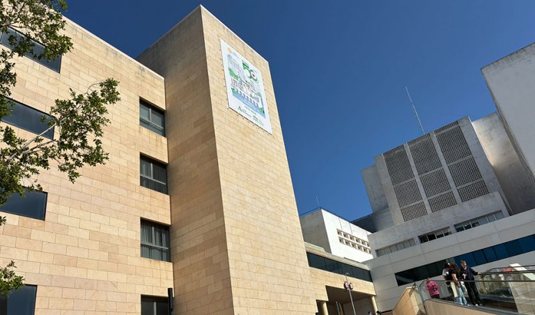 Siete hombres heridos en un choque entre un coche y una furgoneta en La Carlota