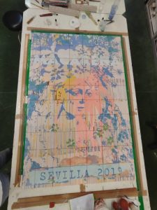 El Ayuntamiento y la Macarena supervisan el retablo cerámico del cartel de Manolo Cuervo