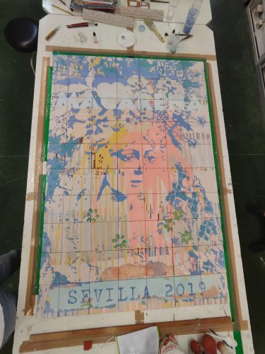 El Ayuntamiento y la Macarena supervisan el retablo cerámico del cartel de Manolo Cuervo