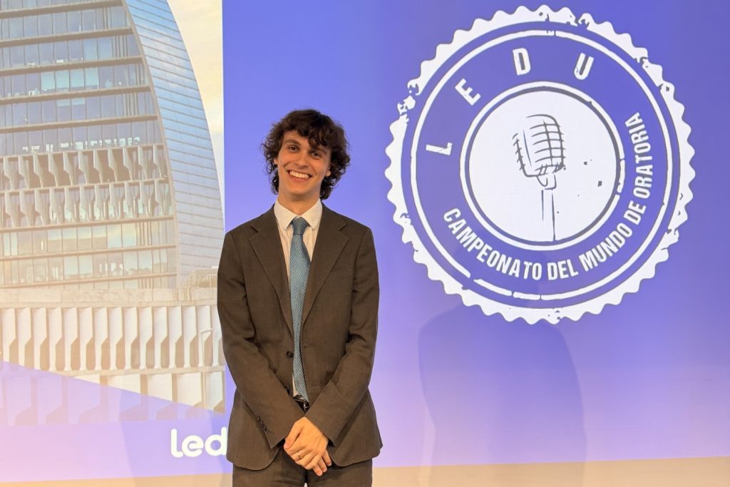 Adrián Romero, estudiante de la US, entre los 30 mejores del Mundial de Oratoria, busca apoyo para la final