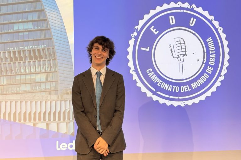 Adri&aacute;n Romero, estudiante de la US, entre los 30 mejores del Mundial de Oratoria, busca apoyo para la final