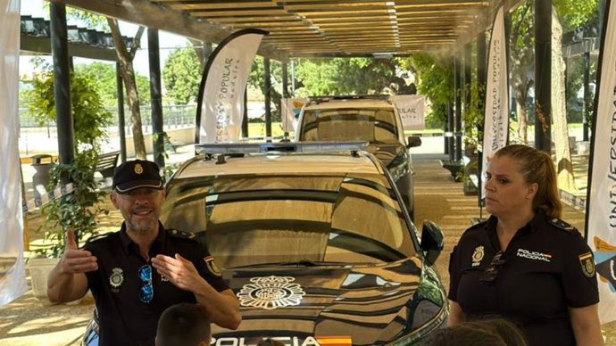 La Policía Nacional imparte una charla y exhibe sus vehículos a menores en talleres de verano de Alcalá