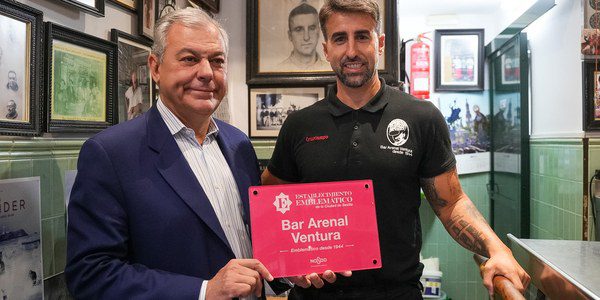 José Luis Sanz entrega al Bar Arenal Ventura la placa de 'Establecimiento Emblemático' por sus 80 años en Sevilla