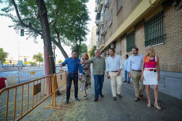 El Ayuntamiento recupera 20 plazas de aparcamiento en la Avenida de Llanes de Macarena