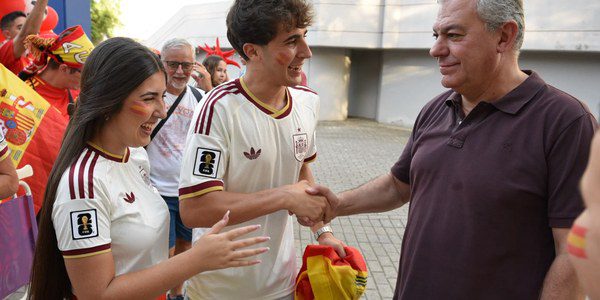 Éxito rotundo en Sevilla: 15.000 personas llenan los recintos del Ayuntamiento para la final del Mundial