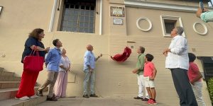 El Ayuntamiento instala el azulejo 'Escalerilla de Tagua' en Triana y suma 23 rótulos históricos