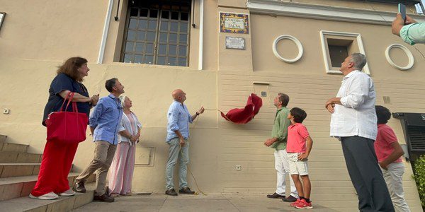 El Ayuntamiento instala el azulejo 'Escalerilla de Tagua' en Triana y suma 23 rótulos históricos