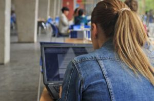 La UPO abre plazos de solicitud para becas de comedor, idiomas y apoyo a la investigación