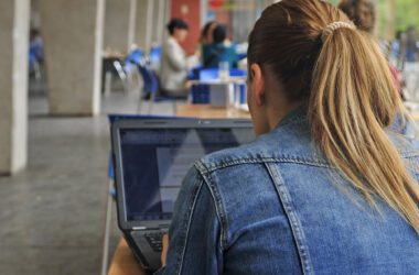 La UPO abre plazos de solicitud para becas de comedor, idiomas y apoyo a la investigación