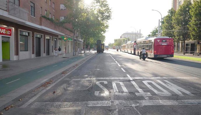 El Ayuntamiento inicia el reasfaltado de Carlos V y completa el eje Menéndez Pelayo-El Cid