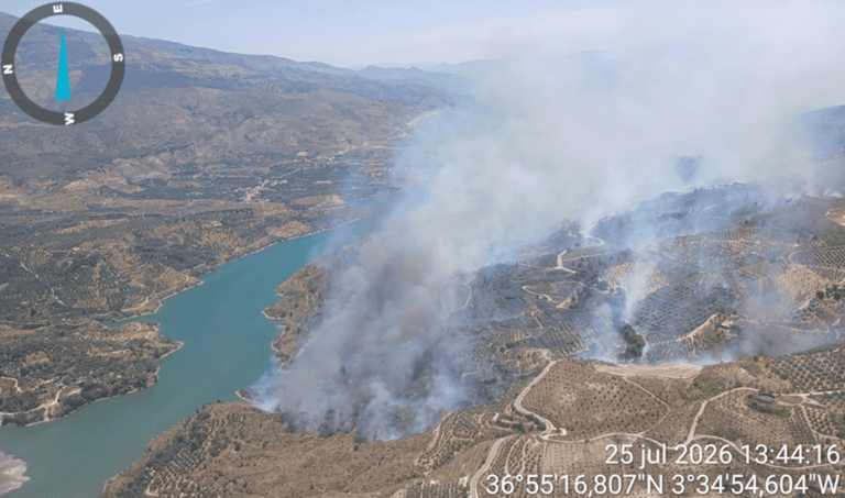 Infoca amplía la emergencia a Granada por el incendio de Pinos del Valle y desaloja a 100 personas